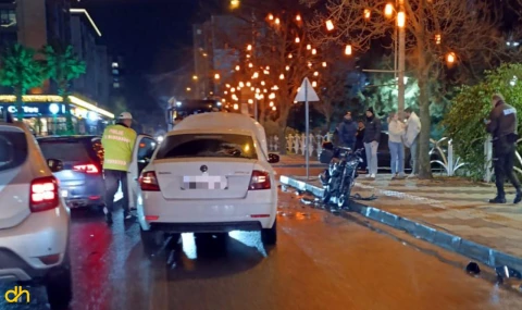 Otomobil ile motosiklet kafa kafaya çarpıştı