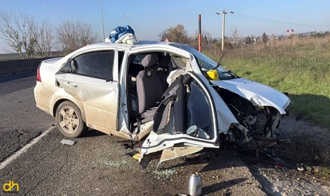 Otomobil yol kenarındaki beton parçasına çarptı, 5 kişi yaralandı