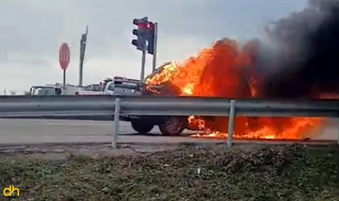 Seyir halindeki otomobil alev aldı