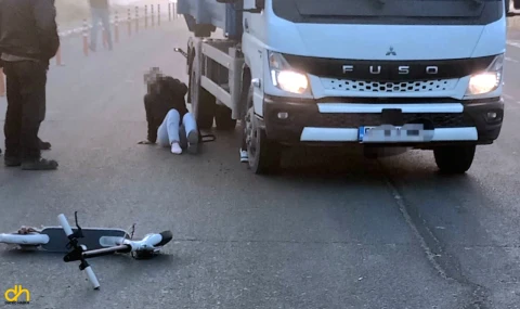 Skuter sürücüsünün ayağının üzerinden kamyonet geçti