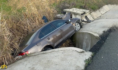 Su kanalına düşen otomobildeki çift yaralandı