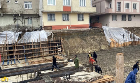 3 binanın bitişiğinde toprak kayması meydana geldi, 25 kişi tahliye edildi