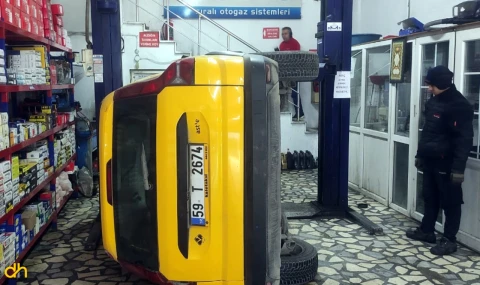 Araç asansöründen düşen taksi hasar gördü