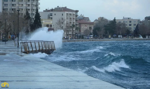 Çanakkale’de fırtına, deniz ulaşımını olumsuz etkiliyor
