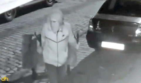 Dondurma dolabını el arabası ile çalmış