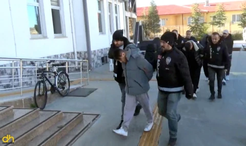 Kendilerini savcı olarak tanıttılar, vatandaşın altınlarını alıp dolandırdılar