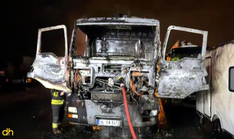 Park halindeki beton pompa aracı yandı