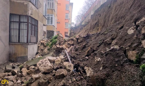 Sağanak nedeniyle istinat duvarı çöktü