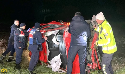 Takla atan otomobil tarlaya savruldu, biri ağır 2 yaralı