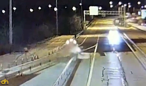 Ters yöne giren otomobil bariyere çarptı, 2 kişi yaralandı