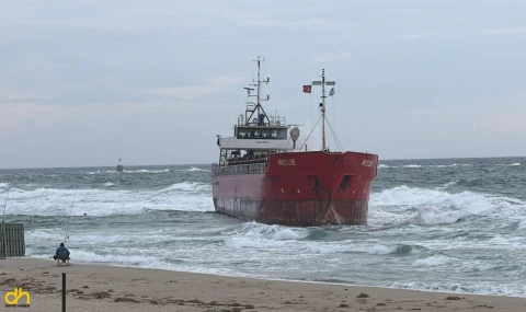 Yük gemisi fırtına nedeniyle karaya oturdu
