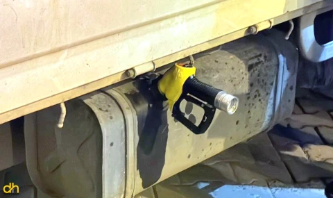 Çalıntı kamyonetle yakıt alırken polisi gören hırsızlar, kaçarken pompayı kopardı