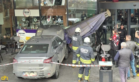 Fren yerine gaza bastı, AVM’de kafeye daldı