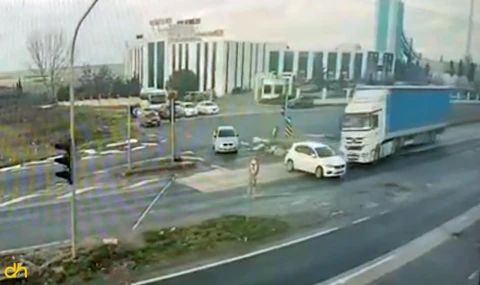 Işık ihlali yapan TIR’ın çarptığı otomobilin sürücüsü yaralandı