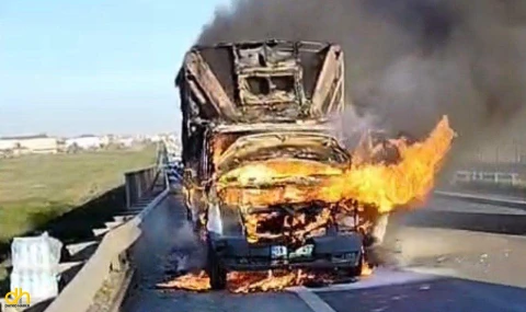 Seyir halindeki kamyonet alev alev yandı