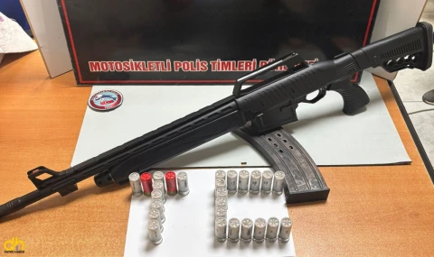 Sırtında taşıdığı halıdan silah çıktı