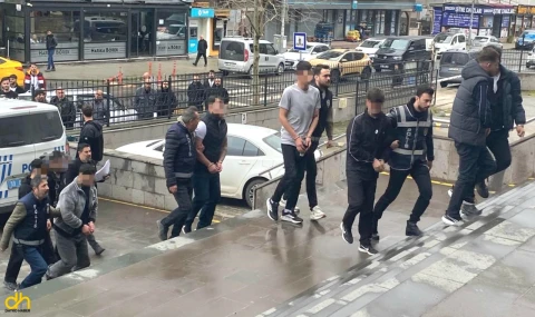 Banka hesabını kiraladıklarına ulaşamayınca arkadaşlarını kaçırdılar