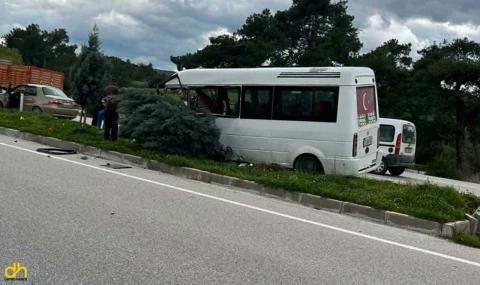 Minibüs refüjdeki ağaca çarptı, baba ve oğlu yaralandı