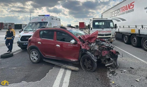 Park halindeki TIR’a çarpan otomobilin sürücüsü yaralandı