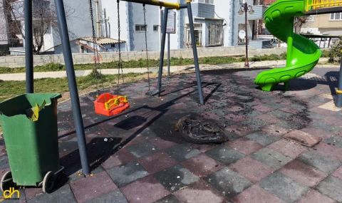 Parkta lastik yakıp, oyun gruplarına zarar verdiler