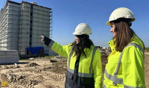 Şantiyedeki kadın çalışanlar, azimleriyle ön planda