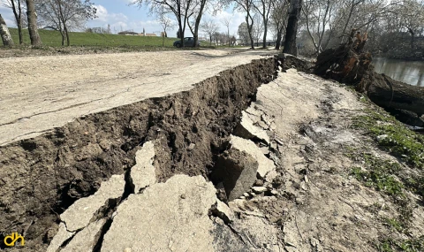 Taşkın yaşanan Tunca Nehri kıyısında çatlak ve göçükler oluştu
