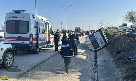 Yolcu minibüsüyle otomobil çarpıştı, 8 kişi yaralandı