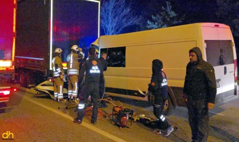 Kırmızı ışıkta bekleyen TIR’a çarpan sürücü yaşamını yitirdi