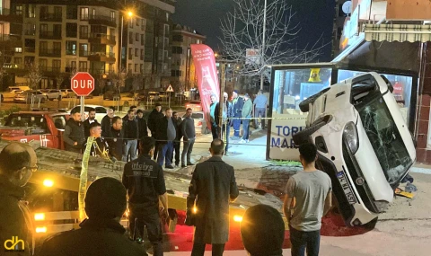 Kontrolden çıkan otomobil 5 araca çarpıp takla attı