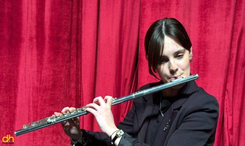 Üniversite öğrencisi Zeynep Ece, Fransa’daki flüt yarışmasında birinci oldu