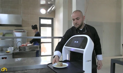 Üniversitenin sosyal tesislerinde ‘robot garson’ dönemi