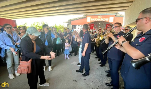 Balkan Pazarı, bando konseri ile renklendi; turistler dans edip, göbek attı