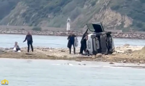 Otomobil bariyeri aşıp kumsala uçtu