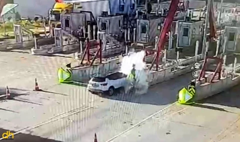 Otoyol gişelerine çarpan otomobildeki çifti ölüm ayırdı
