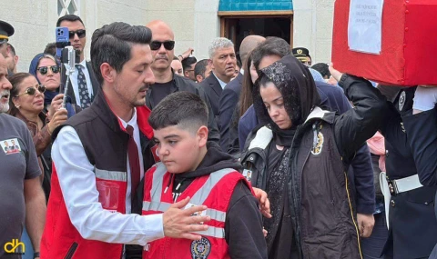 Şehit eşinin tabutunu omuzladı