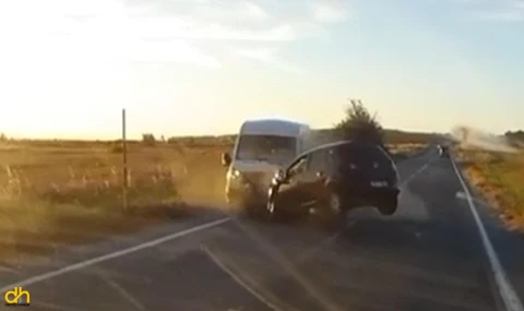 Minibüs ile otomobil çarpıştı; 1 ölü, 2 yaralı