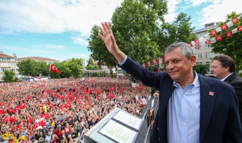 Özgür Özel: “Biz buradayız, hiçbir yere gitmiyoruz”