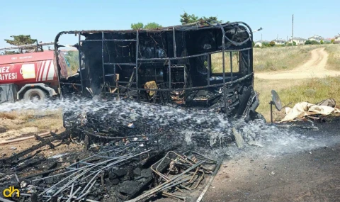 Park halindeki 2 karavan küle döndü