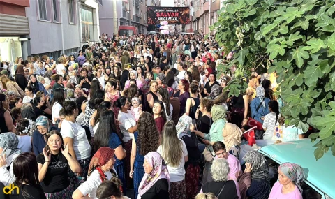Şalvar gecesine katılanlar sokağa sığmadı