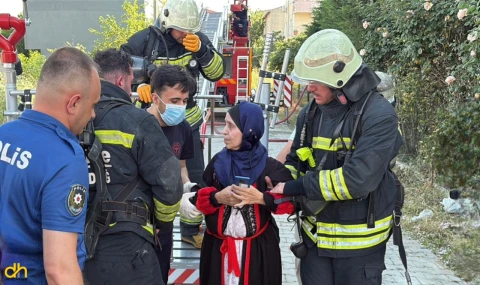 Yangında mahsur kalan kadını itfaiye kurtardı