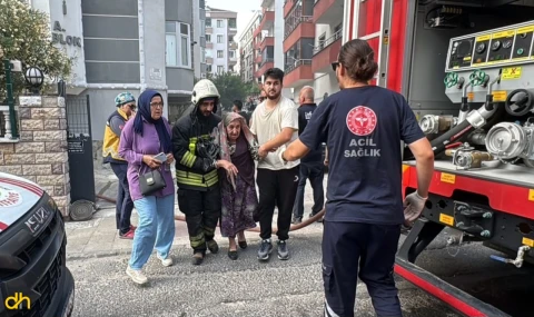 Apartmandaki yangında mahsur kalan kadını, itfaiye kurtardı
