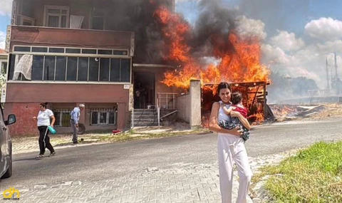 Alevleri gören genç kız, kardeşini kucağına alıp binayı terk etti