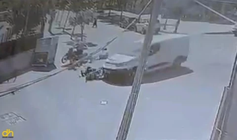Hafif ticari araçla çarpışan motosikletteki 3 kişi yaralandı