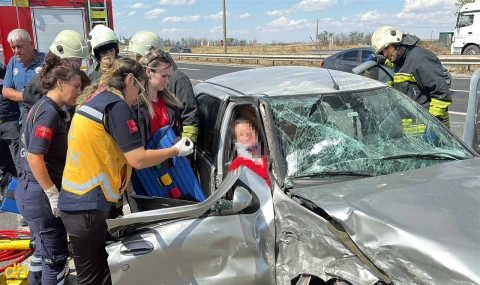 İki otomobilin kafa kafaya çarpıştığı kazada 2 kişi yaralandı