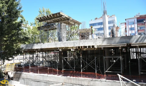 Katlı Otopark ve Belediye Hizmet Ofisleri binası hızla yükseliyor