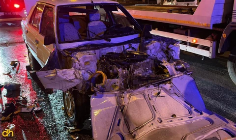 Minibüse çarpan otomobilin sürücüsü yaralandı