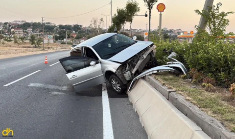 Otomobil, refüjdeki aydınlatma direğine çarptı