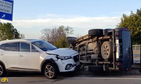 Çocukla birlikte kaçırdığı otomobille yayaya ve 2 araca çarptı