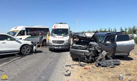 İki otomobil, kafa kafaya çarpıştı; 5 yaralı