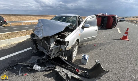 Kaza yapan otomobile başka otomobil çarpıp takla attı